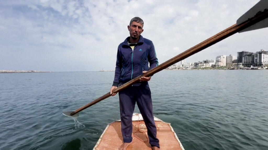 Gaza : sans bateaux, des pêcheurs transforment des portes de frigo en paddles